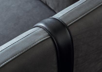 Die Armlehnen des Dee Dee-Sofas haben ein Lederband, ein einzigartiges und elegantes Detail - BertO